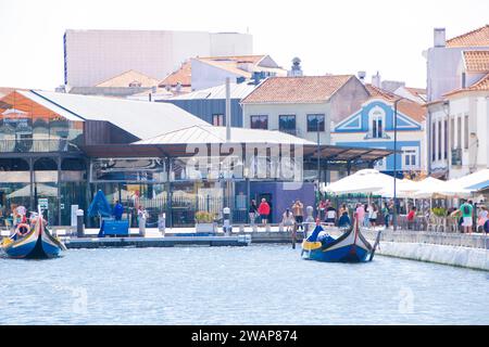 A Aveiro, Portugal, le 30-08-2023- le canal central de la ville sur la lagune de Ria Banque D'Images