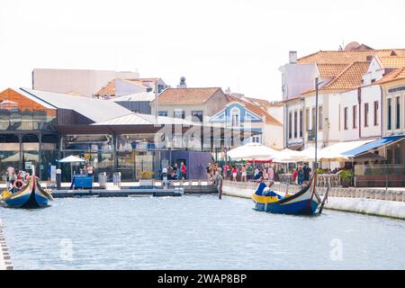 A Aveiro, Portugal, le 30-08-2023- le canal central de la ville sur la lagune de Ria Banque D'Images