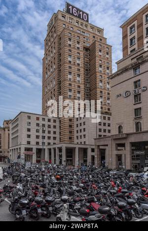 Grand parking pour scooters dans la ville, Gênes, Italie, Europe Banque D'Images