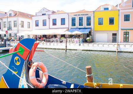 A Aveiro, Portugal, le 30-08-2023- le canal central de la ville sur la lagune de Ria Banque D'Images