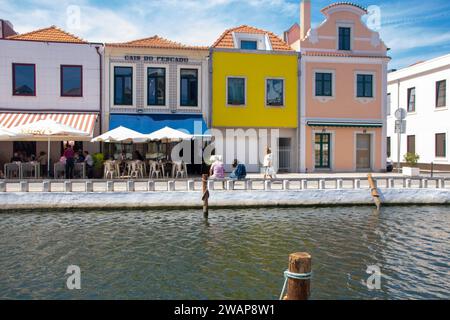 A Aveiro, Portugal, le 30-08-2023- le canal central de la ville sur la lagune de Ria Banque D'Images