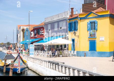 A Aveiro, Portugal, le 30-08-2023- le canal central de la ville sur la lagune de Ria Banque D'Images