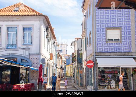 A Aveiro, Portugal, sur 30-08-2023- rue animée dans le centre historique de la ville, Banque D'Images