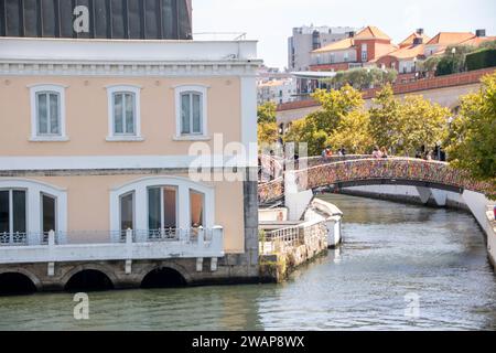 A Aveiro, Portugal, le 30-08-2023- le canal central de la ville sur la lagune de Ria Banque D'Images