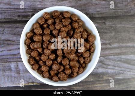 Petit déjeuner boules aromatisées au chocolat céréales, comme une collation préparée avec du lait pour les enfants et les adultes, croustillantes boules aromatisées au chocolat croquantes, sélectif f Banque D'Images