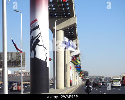 Le Caire, Egypte, novembre 30 2023 : drapeaux de divers et différents pays du monde sur le site du monorail du Caire, agitant des drapeaux de différents pays Banque D'Images