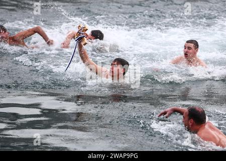 Thessalonique, Grèce. 6 janvier 2024. Un homme est le premier à saisir une croix lors d'une cérémonie de bénédiction de l'eau marquant les célébrations de l'Epiphanie. La cérémonie marquant l'Épiphanie a eu lieu à travers la Grèce sur les rives du fleuve, les fonds marins et les lacs, où les prêtres orthodoxes jettent une croix dans l'eau et les nageurs course à récupérer. On croit que la personne qui le récupère sera libérée des mauvais esprits et sera en bonne santé tout au long de l'année. (Image de crédit : © Giannis Papanikos/ZUMA Press Wire) USAGE ÉDITORIAL SEULEMENT! Non destiné à UN USAGE commercial ! Crédit : ZUMA Press, Inc./Alamy Live News Banque D'Images