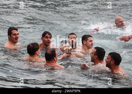 Thessalonique, Grèce. 6 janvier 2024. Un homme embrasse une croix lors d'une cérémonie de bénédiction de l'eau marquant les célébrations de l'Epiphanie. La cérémonie marquant l'Épiphanie a eu lieu à travers la Grèce sur les rives du fleuve, les fonds marins et les lacs, où les prêtres orthodoxes jettent une croix dans l'eau et les nageurs course à récupérer. On croit que la personne qui le récupère sera libérée des mauvais esprits et sera en bonne santé tout au long de l'année. (Image de crédit : © Giannis Papanikos/ZUMA Press Wire) USAGE ÉDITORIAL SEULEMENT! Non destiné à UN USAGE commercial ! Crédit : ZUMA Press, Inc./Alamy Live News Banque D'Images