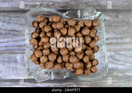 Petit déjeuner boules aromatisées au chocolat céréales, comme une collation préparée avec du lait pour les enfants et les adultes, croustillantes boules aromatisées au chocolat croquantes, sélectif f Banque D'Images