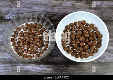 Petit déjeuner boules aromatisées au chocolat céréales, comme une collation préparée avec du lait pour les enfants et les adultes, croustillantes boules aromatisées au chocolat croquantes, sélectif f Banque D'Images