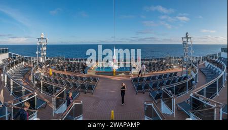 Vue panoramique de l'amphithéâtre Horizon et de la piscine à l'arrière du MSC Euribia naviguant en Europe du Nord (juillet 23). IMPT : VOIR NOTES Banque D'Images