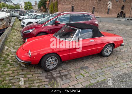Une belle voiture de sport Alfa Romeo 2000 (1974) à Copenhague, Danemark. Banque D'Images