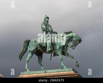 La statue équestre de Frédéric VII devant Christiansborg sur Slotsholmen, Copenhague, Danemark. Banque D'Images