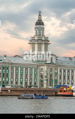 Musée Kunstkamera au bord de la rivière Neva à Saint-Pétersbourg, Russie Banque D'Images