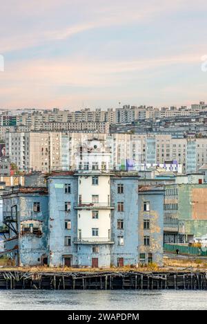 Ce complexe de maisons de l'ère soviétique est en panne dans le port de Mourmansk, en Russie Banque D'Images