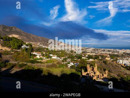 Un aperçu du Castillo Monumento Colomares gothique, roman et byzantin, un monument à Benelmadena, province de Malaga, Espagne. Banque D'Images