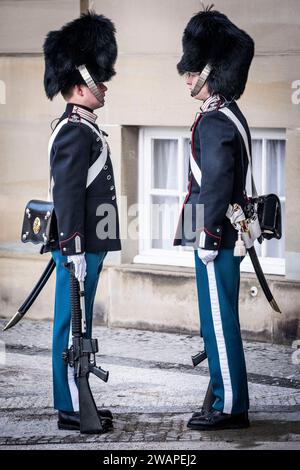 Garde de sauvetage au complexe du château d'Amalienborg à Frederiksstaden à Copenhague, vendredi 5 janvier 2024. Amalienborg est la résidence principale de la famille royale danoise. Le 14 janvier, sa Majesté la reine Margrethe abdique en tant que reine du Danemark et laisse le trône à S.A.R. le prince héritier Frederik. (Photo : Thomas Traasdahl/Ritzau Scanpix) Banque D'Images