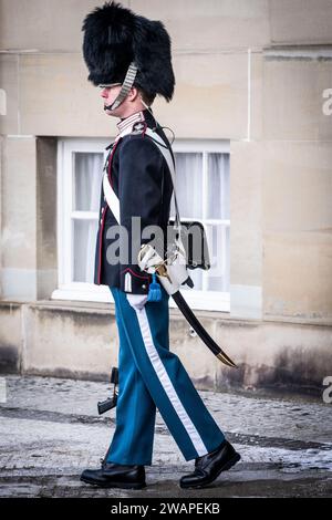 Garde de sauvetage au complexe du château d'Amalienborg à Frederiksstaden à Copenhague, vendredi 5 janvier 2024. Amalienborg est la résidence principale de la famille royale danoise. Le 14 janvier, sa Majesté la reine Margrethe abdique en tant que reine du Danemark et laisse le trône à S.A.R. le prince héritier Frederik. (Photo : Thomas Traasdahl/Ritzau Scanpix) Banque D'Images