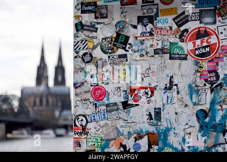 Der Kölner Dom gesehen vom Deutzer Rheinufer aus. In der größten NRW-Stadt Köln mit gut einer million Einwohnern gab es im Zeitraum Januar 2023 bis einschließlich November 14,430 Kirchenaustritte. Themenbild, Symbolbild Köln, 04.01.2024 NRW Deutschland *** Cathédrale de Cologne vue des rives du Rhin à Deutz à Cologne, la plus grande ville de Rhénanie du Nord-Westphalie avec une population d'un peu plus d'un million, 14 430 personnes ont quitté l'église entre janvier 2023 et novembre image thématique, image symbolique Cologne, 04 01 2024 NRW Allemagne Copyright : xChristophxHardtx Banque D'Images