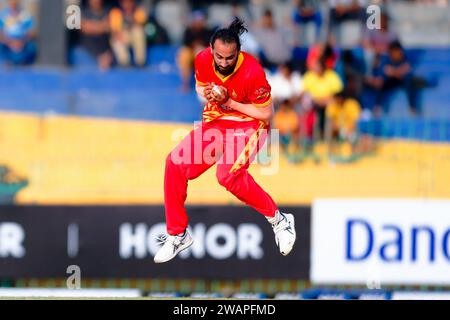 Colombo, Sri Lanka. 06 janvier 2024. Faraz Akram, du Zimbabwe, s'empare du Sri Lanka Sahan Arachchige lors du premier match international de cricket (ODI) d'une journée entre Sri Lanka et Zimbabwe au R. Premadasa Stadium à Colombo le 06 janvier 2024. Viraj Kothalwala/Alamy Live News Banque D'Images