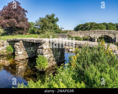 La vieille route et clapper ponte sur la rivière East Dart à Postbridge, sur Dartmoor, Devon. Banque D'Images