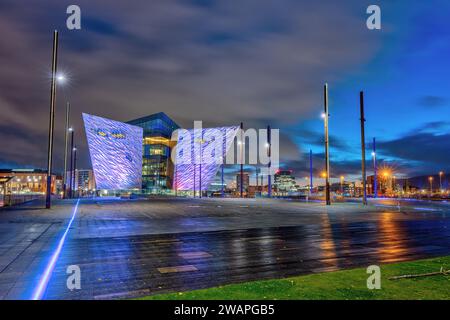 Belfast, Irlande du Nord- 3 novembre 2023 : le Titanic Belfast Museum illuminé la nuit Banque D'Images