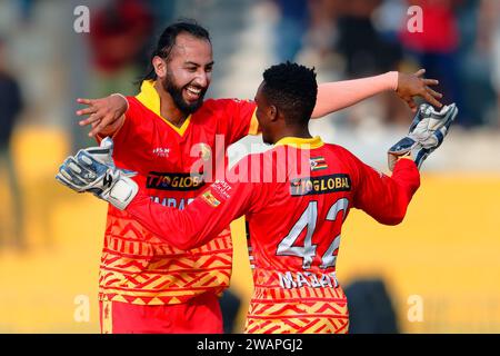 Colombo, Sri Lanka. 06 janvier 2024. Le Zimbabwe Faraz Akram célèbre avec ses coéquipiers après avoir pris le guichet du Sri Lanka Sahan Arachchige lors du premier match international de cricket (ODI) d'une journée entre le Sri Lanka et le Zimbabwe au R. Premadasa Stadium à Colombo le 06 janvier 2024. Viraj Kothalwala/Alamy Live News Banque D'Images