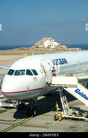 Santorin, Grèce - 19 septembre 2023 : vue d'une piste aérienne de la mer Égée, qui a atterri il y a quelques minutes et les passagers utilisant l'échelle de l'avion Banque D'Images