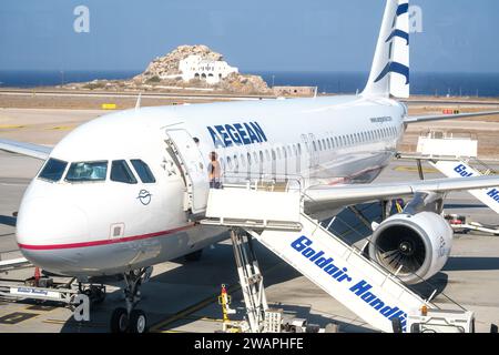 Santorin, Grèce - 19 septembre 2023 : vue d'une piste aérienne de la mer Égée, qui a atterri il y a quelques minutes et les passagers utilisant l'échelle de l'avion Banque D'Images