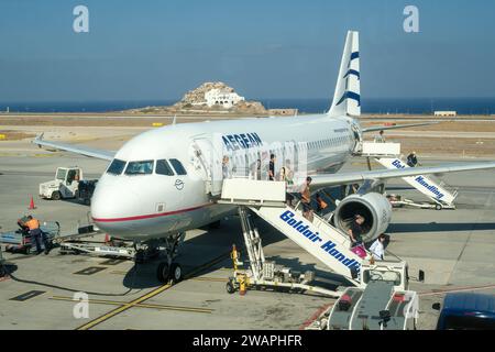 Santorin, Grèce - 19 septembre 2023 : vue d'une piste aérienne de la mer Égée, qui a atterri il y a quelques minutes et les passagers utilisant l'échelle de l'avion Banque D'Images