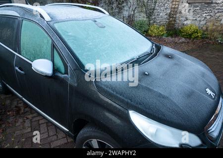 Kendal, Cumbria, 6 janvier 2024 - Une nuit claire et des températures inférieures à zéro ont apporté un froid matinal gel à la ville de Kendal dans Cumbria pendant la nuit. Des véhicules ont été vus avec des pare-brise glacés et la piste de ski locale de Kendal avait une couche givrée après le gel. Crédit : Arrêter Press Media/Alamy Live News Banque D'Images