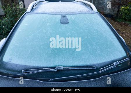 Kendal, Cumbria, 6 janvier 2024 - Une nuit claire et des températures inférieures à zéro ont apporté un froid matinal gel à la ville de Kendal dans Cumbria pendant la nuit. Des véhicules ont été vus avec des pare-brise glacés et la piste de ski locale de Kendal avait une couche givrée après le gel. Crédit : Arrêter Press Media/Alamy Live News Banque D'Images