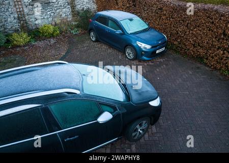 Kendal, Cumbria, 6 janvier 2024 - Une nuit claire et des températures inférieures à zéro ont apporté un froid matinal gel à la ville de Kendal dans Cumbria pendant la nuit. Des véhicules ont été vus avec des pare-brise glacés et la piste de ski locale de Kendal avait une couche givrée après le gel. Crédit : Arrêter Press Media/Alamy Live News Banque D'Images