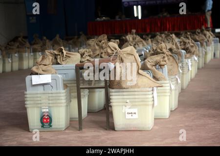 Dhaka, Wari, Bangladesh. 6 janvier 2024. Les responsables électoraux et les membres des forces de l'ordre transportent du matériel de vote d'un centre de distribution de l'école Willes Little Flower à un bureau de vote avant la 12e élection générale à Dhaka, au Bangladesh, le 06 janvier 2024. Les élections générales au Bangladesh sont prévues pour le 07 janvier 2024. (Image de crédit : © Habibur Rahman/ZUMA Press Wire) USAGE ÉDITORIAL SEULEMENT! Non destiné à UN USAGE commercial ! Banque D'Images