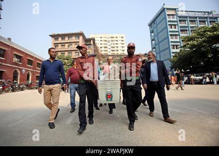 Dhaka, Wari, Bangladesh. 6 janvier 2024. Les responsables électoraux et les membres des forces de l'ordre transportent du matériel de vote d'un centre de distribution de l'école Willes Little Flower à un bureau de vote avant la 12e élection générale à Dhaka, au Bangladesh, le 06 janvier 2024. Les élections générales au Bangladesh sont prévues pour le 07 janvier 2024. (Image de crédit : © Habibur Rahman/ZUMA Press Wire) USAGE ÉDITORIAL SEULEMENT! Non destiné à UN USAGE commercial ! Banque D'Images