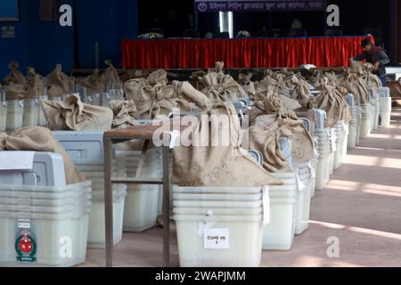 Dhaka, Bangladesh - 06 janvier 2024 : la distribution de matériel de vote pour les 12e élections législatives a fait son affaire dans les circonscriptions du DHA Banque D'Images