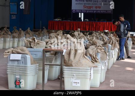 Dhaka, Bangladesh - 06 janvier 2024 : la distribution de matériel de vote pour les 12e élections législatives a fait son affaire dans les circonscriptions du DHA Banque D'Images