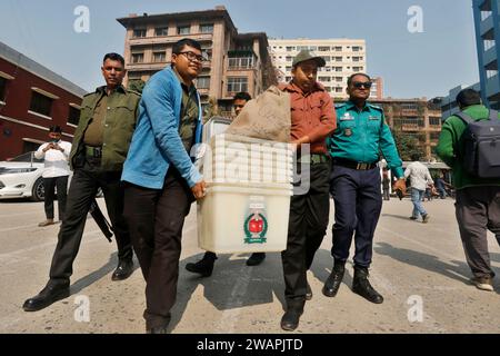 Dhaka, Bangladesh - 06 janvier 2024 : la distribution de matériel de vote pour les 12e élections législatives a fait son affaire dans les circonscriptions du DHA Banque D'Images