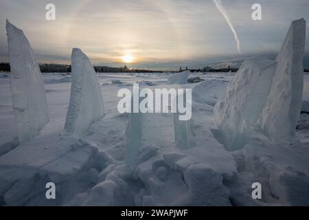 St. Petersburg, Russie. 05 janvier 2024. Blocs de glace sur la rivière Neva à Saint-Pétersbourg. St. Petersburg bat son record quotidien de température depuis 1950. À St. Petersburg, la température de l'air a chuté à moins 25 degrés, dans certains endroits à moins 30, a déclaré le ministère des situations d'urgence dans un communiqué. Crédit : SOPA Images Limited/Alamy Live News Banque D'Images