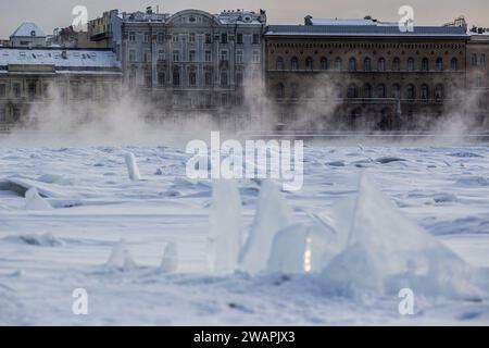 St. Petersburg, Russie. 05 janvier 2024. Blocs de glace sur la rivière Neva à Saint-Pétersbourg. St. Petersburg bat son record quotidien de température depuis 1950. À St. Petersburg, la température de l'air a chuté à moins 25 degrés, dans certains endroits à moins 30, a déclaré le ministère des situations d'urgence dans un communiqué. Crédit : SOPA Images Limited/Alamy Live News Banque D'Images