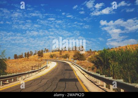 Conduire une voiture sur une route de montagne dans le nord d'Israël Banque D'Images