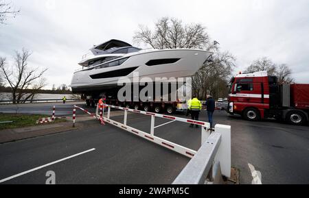 Boot 2024 Schiffverladung mit dem Schiffskran Big Willi Die weltweit größte Messe für Yacht und Wassersport kündigt sich an. Die Verladungs- und Aufbauarbeiten haben begonnen. Die ersten großen Yachten werden durch den Schiffskran Big Willi an Land gehoben und mit Schwertransportern in die Messehallen transportiert. Die Sunseeker 88Y, mit 82 Tonnen eine der größten Yachten auf der Düsseldorfer Boot 2024. Düsseldorf Deutschland Nordrhein-Westfalen / NRW *** Boot 2024 chargement des navires avec la grue Big Willi le plus grand salon du monde pour les yachts et les sports nautiques est à l'horizon le chargement Banque D'Images