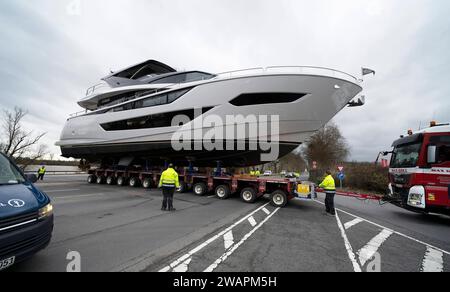 Boot 2024 Schiffverladung mit dem Schiffskran Big Willi Die weltweit größte Messe für Yacht und Wassersport kündigt sich an. Die Verladungs- und Aufbauarbeiten haben begonnen. Die ersten großen Yachten werden durch den Schiffskran Big Willi an Land gehoben und mit Schwertransportern in die Messehallen transportiert. Die Sunseeker 88Y, mit 82 Tonnen eine der größten Yachten auf der Düsseldorfer Boot 2024. Düsseldorf Deutschland Nordrhein-Westfalen / NRW *** Boot 2024 chargement des navires avec la grue Big Willi le plus grand salon du monde pour les yachts et les sports nautiques est à l'horizon le chargement Banque D'Images