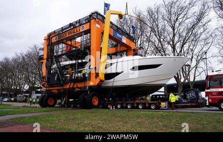 Boot 2024 Schiffverladung mit dem Schiffskran Big Willi Die weltweit größte Messe für Yacht und Wassersport kündigt sich an. Die Verladungs- und Aufbauarbeiten haben begonnen. Die ersten großen Yachten werden durch den Schiffskran Big Willi an Land gehoben und mit Schwertransportern in die Messehallen transportiert. Die Sunseeker 88Y, mit 82 Tonnen eine der größten Yachten auf der Düsseldorfer Boot 2024. Düsseldorf Deutschland Nordrhein-Westfalen / NRW *** Boot 2024 chargement des navires avec la grue Big Willi le plus grand salon du monde pour les yachts et les sports nautiques est à l'horizon le chargement Banque D'Images