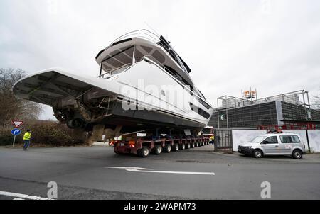 Boot 2024 Schiffverladung mit dem Schiffskran Big Willi Die weltweit größte Messe für Yacht und Wassersport kündigt sich an. Die Verladungs- und Aufbauarbeiten haben begonnen. Die ersten großen Yachten werden durch den Schiffskran Big Willi an Land gehoben und mit Schwertransportern in die Messehallen transportiert. Die Sunseeker 88Y, mit 82 Tonnen eine der größten Yachten auf der Düsseldorfer Boot 2024. Düsseldorf Deutschland Nordrhein-Westfalen / NRW *** Boot 2024 chargement des navires avec la grue Big Willi le plus grand salon du monde pour les yachts et les sports nautiques est à l'horizon le chargement Banque D'Images