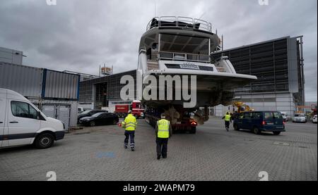 Boot 2024 Schiffverladung mit dem Schiffskran Big Willi Die weltweit größte Messe für Yacht und Wassersport kündigt sich an. Die Verladungs- und Aufbauarbeiten haben begonnen. Die ersten großen Yachten werden durch den Schiffskran Big Willi an Land gehoben und mit Schwertransportern in die Messehallen transportiert. Die Sunseeker 88Y, mit 82 Tonnen eine der größten Yachten auf der Düsseldorfer Boot 2024. Düsseldorf Deutschland Nordrhein-Westfalen / NRW *** Boot 2024 chargement des navires avec la grue Big Willi le plus grand salon du monde pour les yachts et les sports nautiques est à l'horizon le chargement Banque D'Images