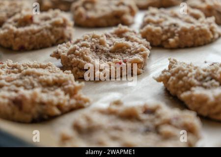 gros plan de biscuits céto à la farine d'amande fraîche non cuite doublés sur du papier parchemin prêt à aller dans le four Banque D'Images