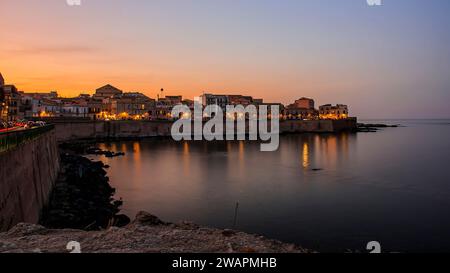 Le splendide panorama de l'après-midi qui peut être apprécié depuis un point panoramique d'Ortigia, la perle touristique de Syracuse Banque D'Images