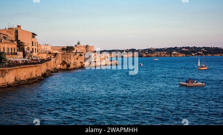 Le splendide panorama de l'après-midi qui peut être apprécié depuis un point panoramique d'Ortigia, la perle touristique de Syracuse Banque D'Images