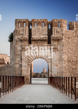 Entrée principale du château Maniace de Syracuse-Ortigia, un des témoignages les plus importants de la période souabe en Sicile Banque D'Images